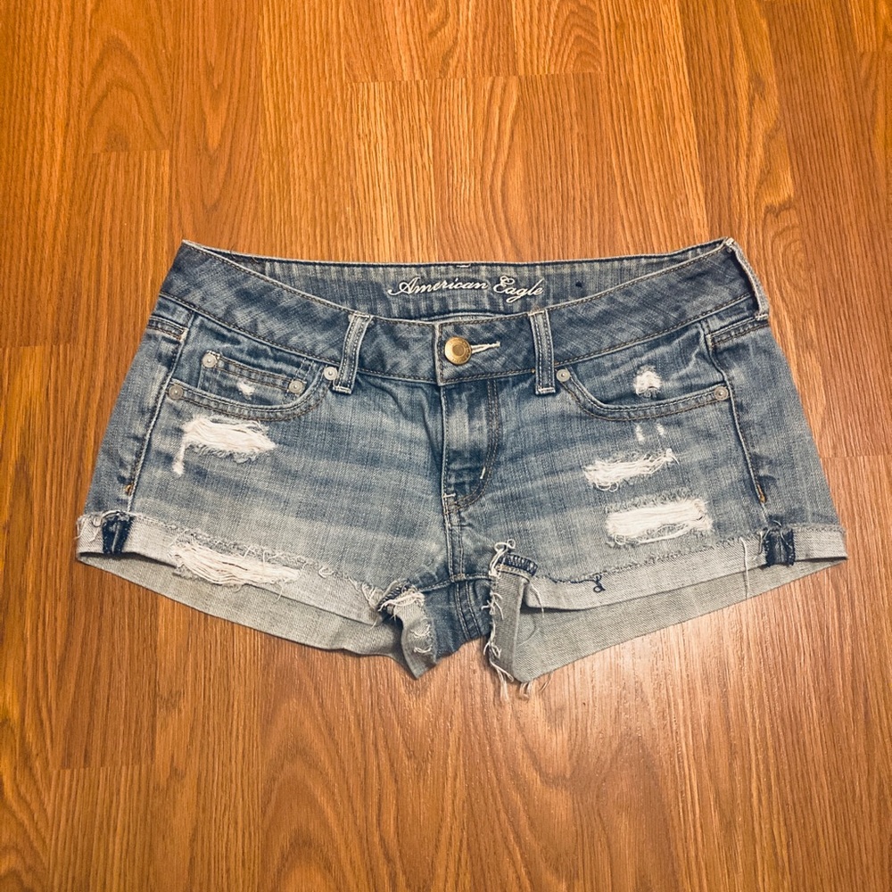 American Eagle light wash jean shorts size 6